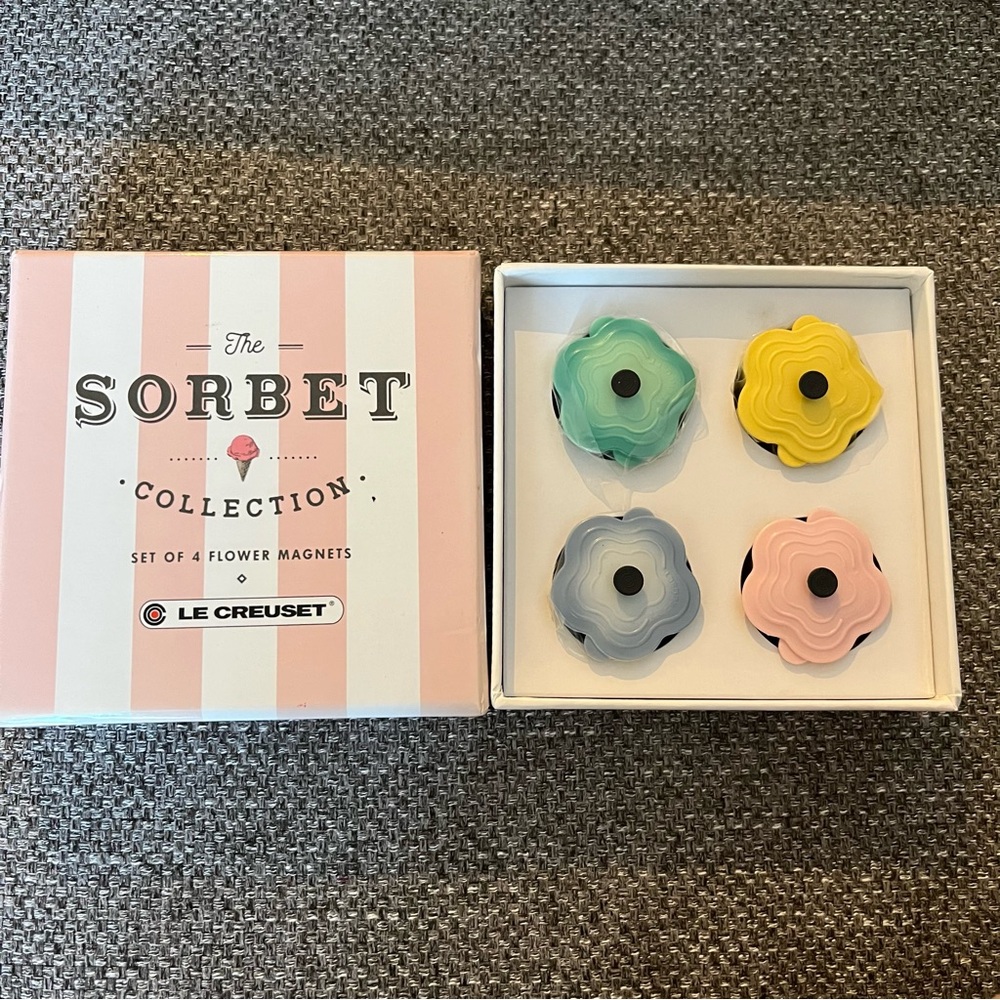 BNIB Le Creuset The Sorbet Collection plastic flower magnets set of 4